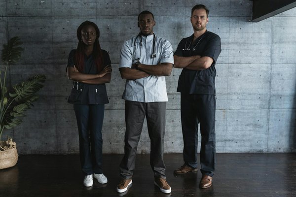 Quels sont les principaux symptômes de l'hypertension artérielle durant la grossesse et leurs implications ?